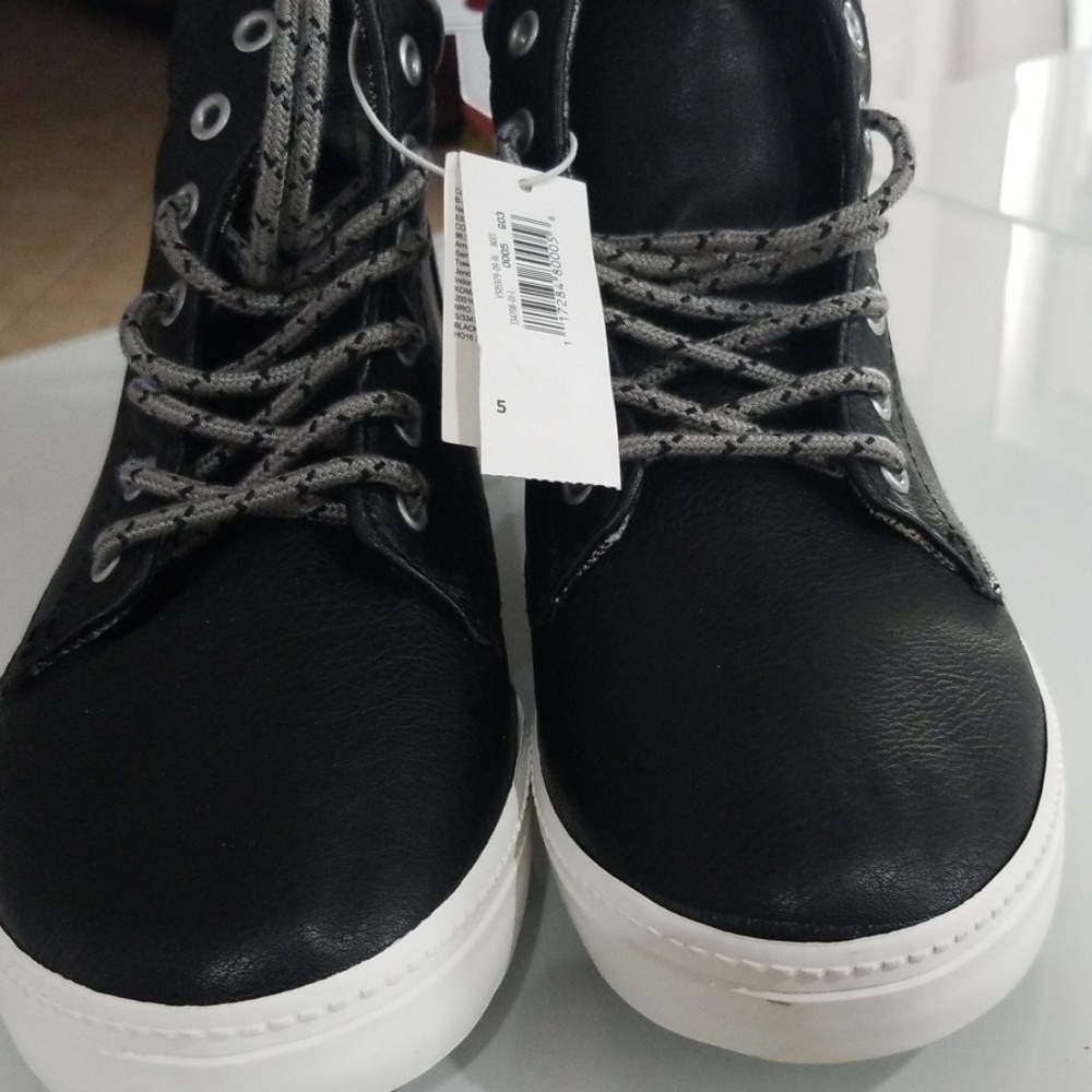 NEW Hi Top Youth, Lace Up Sneakers Size 5
